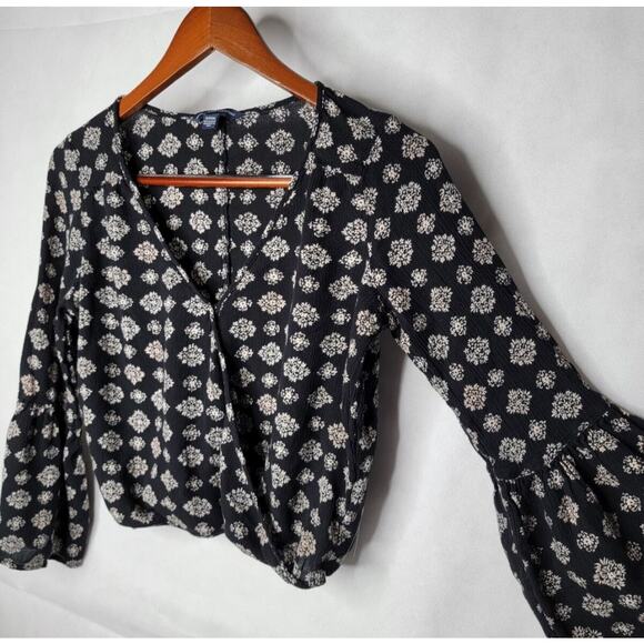 American Eagle Black White Pattern Wrap Crop Bell Long Sleeve Top Size M - Picture 1 of 6